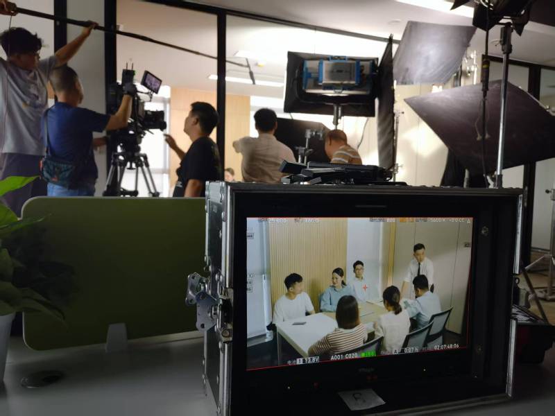 钟祥市TVC拍摄公司：科技产品视觉化大师，诠释未来感与功能美学